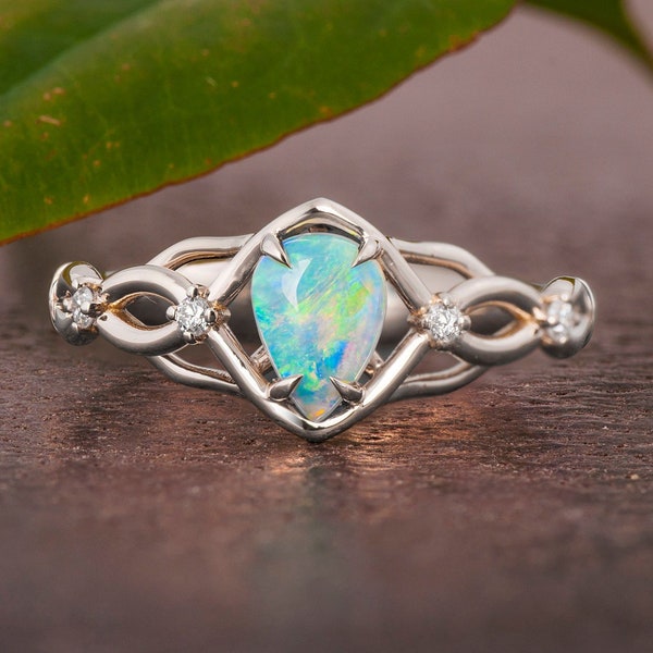 Keltische opaal verlovingsring: witgouden diamantaccent, handgemaakt