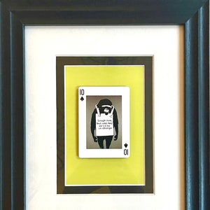 Banksy * Laugh Now (2003) * Carta da gioco incorniciata, regalo da parete