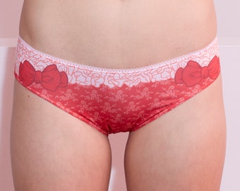 Panty vittoriano in stile vintage. Stile bikini di tutti i giorni. Stampa floreale rossa con volant stampati art.