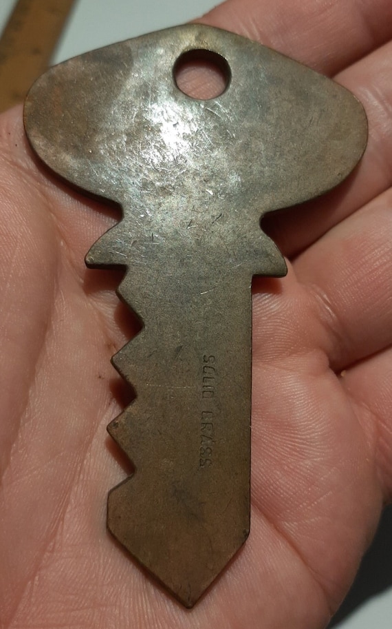 Harrah's Solid brass Marina Vintage 'key' Keychain - image 3