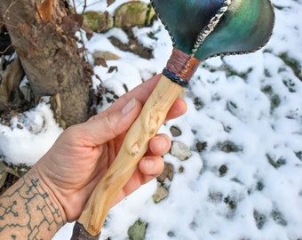 Sonajero chamánico grande, mango de madera flotante, piel de cabra, punta de obsidiana, herramienta para ceremonias rituales.