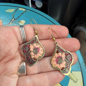 Pendientes perforados vintage con hermosa flor de esmalte cloisonné en tono dorado.