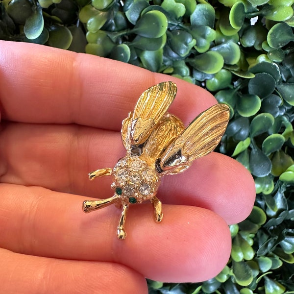 Vintage Jewelry Brooch Adorable Green Rhinestone Eyes Insect Bug Gold Tone Moving Wings Pin