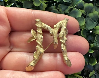 Vintage Jewelry Brooch Signed Sarah Coventry Monogram Initial M Gold Tone Pin