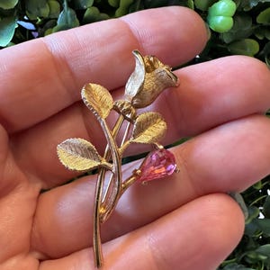Broche vintage de rosa con diamantes de imitación de Avon: broche de flor en tono dorado