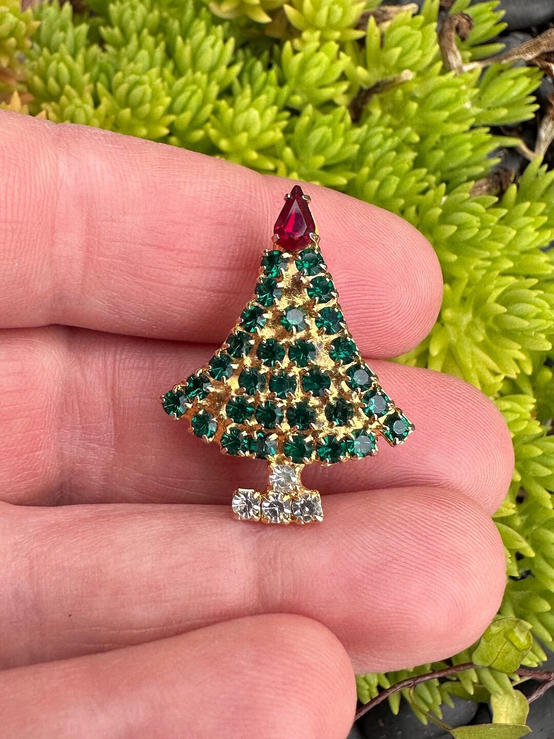 Broche filigrane en métal doré avec strass orange