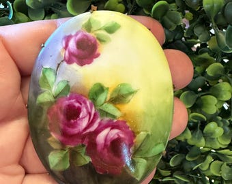 Schöne handbemalte Vintage Brosche aus Porzellan mit Rosenmuster