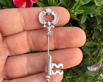 Vintage Jewelry Pin Beautiful Signed Avon Stick Skeleton Key Silver Tone Brooch