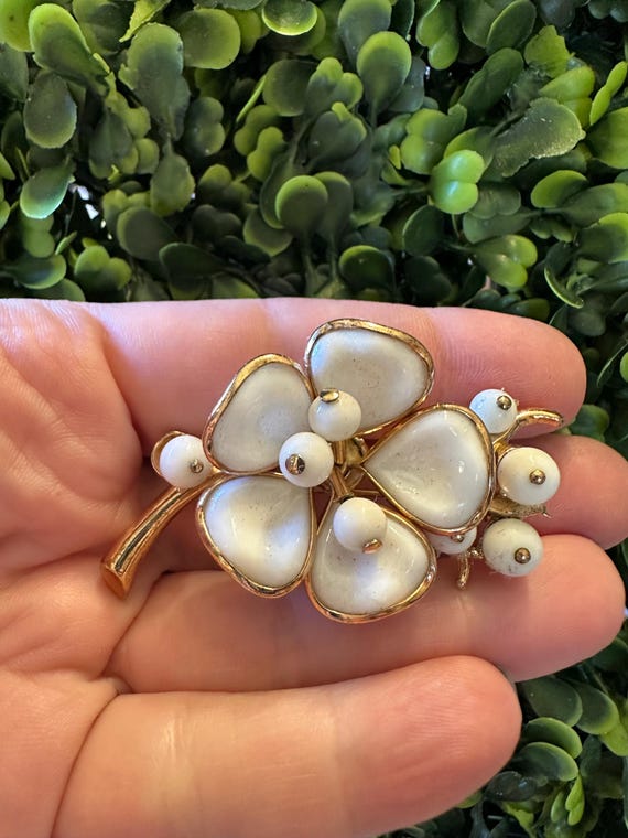 CROWN TRIFARI☆ミルクガラス＆トリファリウムツートンフラワーブローチ Vintage Crown Trifari Brooch: Poured Glass Flower Pin, Alfred