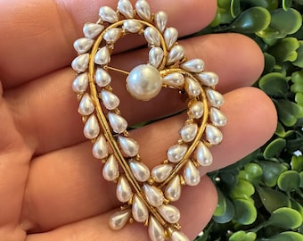 Broche de joyería vintage firmado con corazón de perla artística en tono dorado
