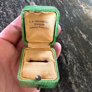 Vintage Plastic Ring Box Presentation Green Push Pin Case Chippewa Falls Wisconsin Jeweler