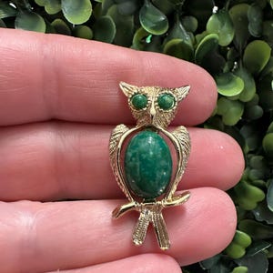 Vintage Jewelry Brooch Beautiful Green Glass Cabochon Owl Gold Tone Pin