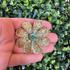 Vintage Gold Tone Flower Brooch: Green Rhinestone Glitter Pin