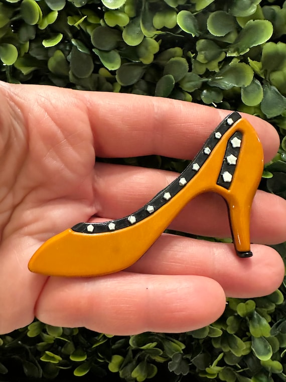 Broche Vintage Années 80 En Celluloïd Rhodoïd - Motif Bottines à Talon Noir Et Rouge