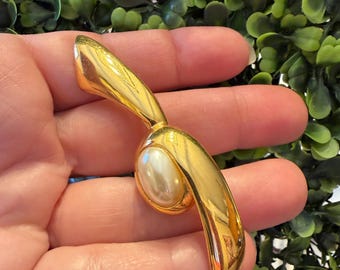Vintage Richelieu Brooch: Faux Pearl Gold Tone Pin - Etsy Canada
