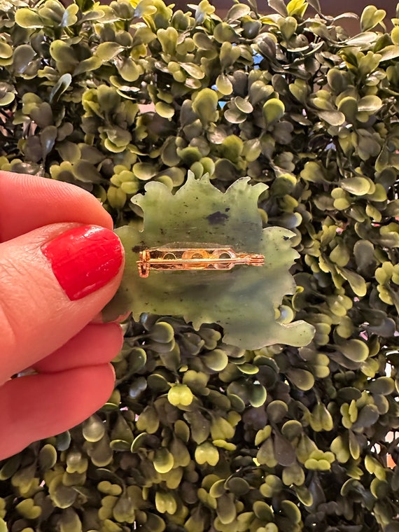 Vintage Jewelry Brooch Beautiful Carved Jade Flow… - image 4