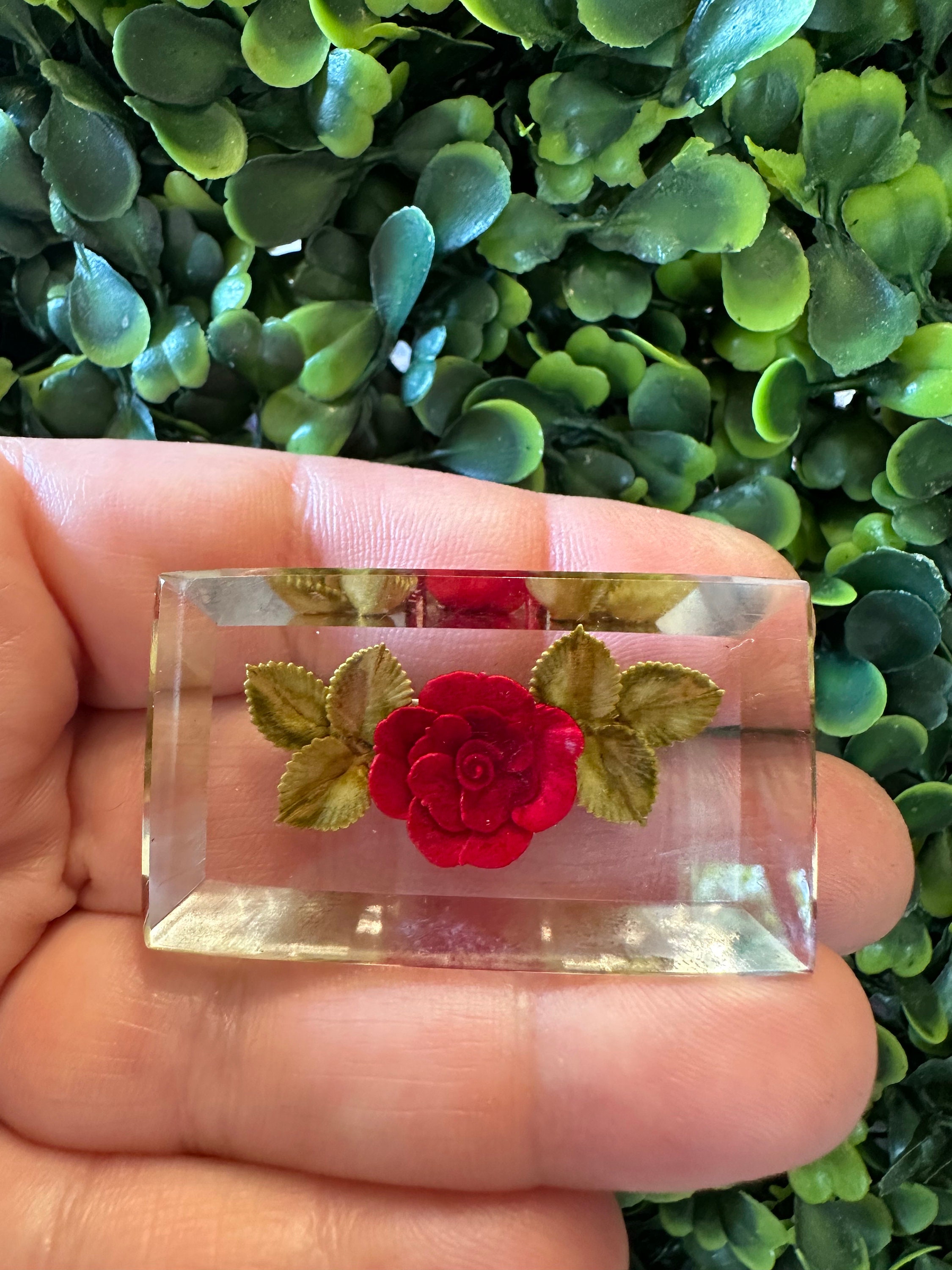 Broche florale vintage en lucite sculptée inversée - Trois fleurs blanches | Anciens bijoux fantaisie en plastique - Canada