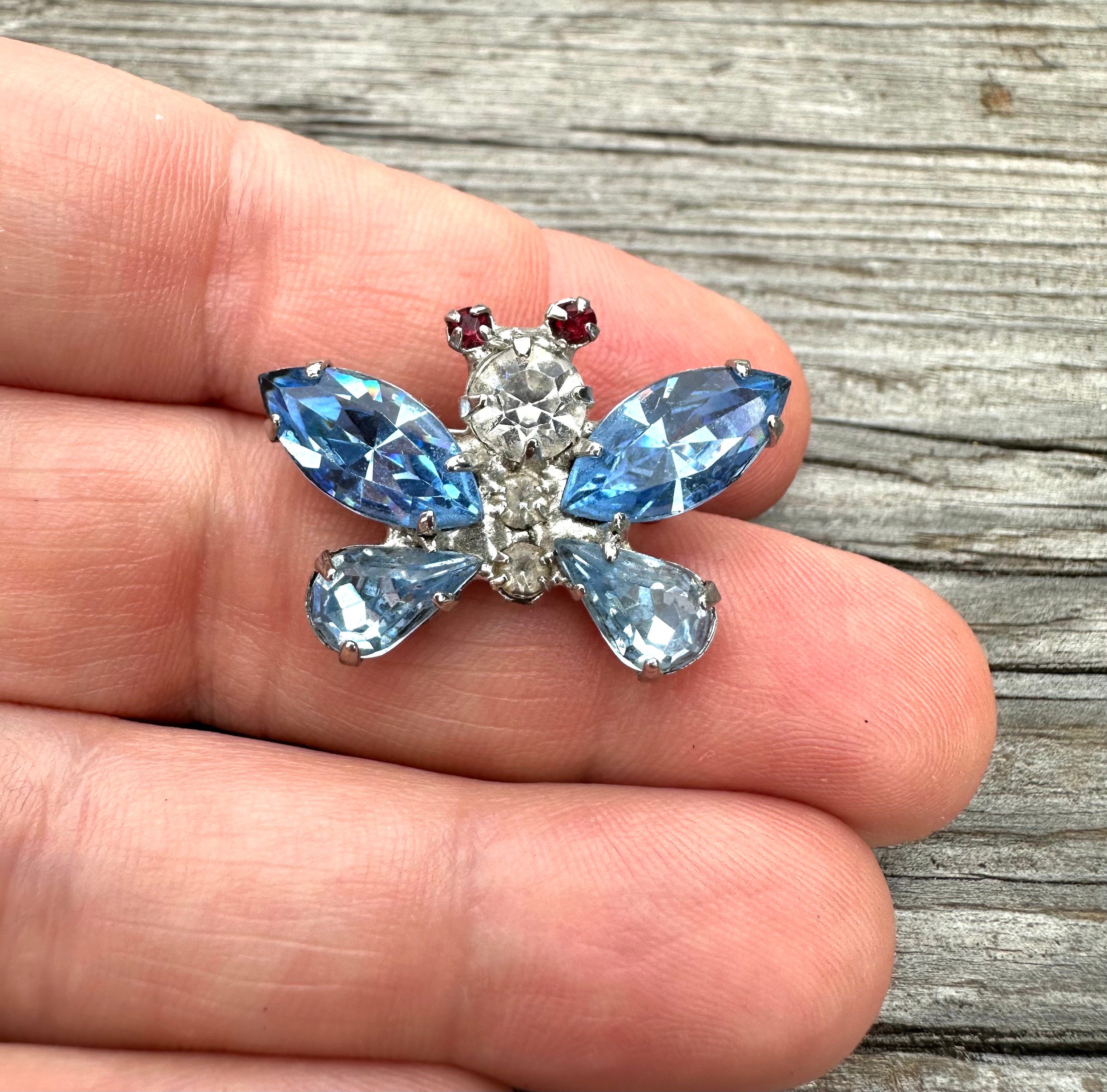 Broche Vintage Papillon Strass Bleus Sur Métal Argenté - Bijou Ancien De Collection, Occasion