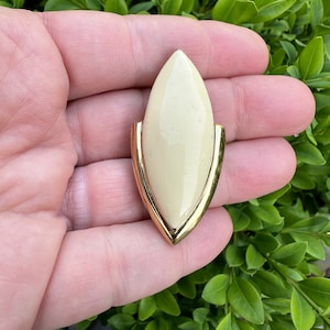 Vintage Jewelry Brooch Beautiful Signed Monet Enamel Gold Tone Pin