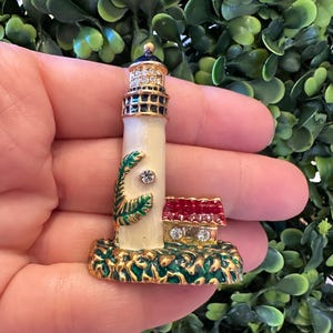 Vintage geëmailleerde vuurtorenbroche met strassteentjes: goudkleurige pin