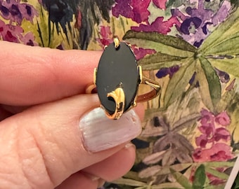 Vintage Beautiful Signed Avon Onyx Gold Tone Ring sz 7