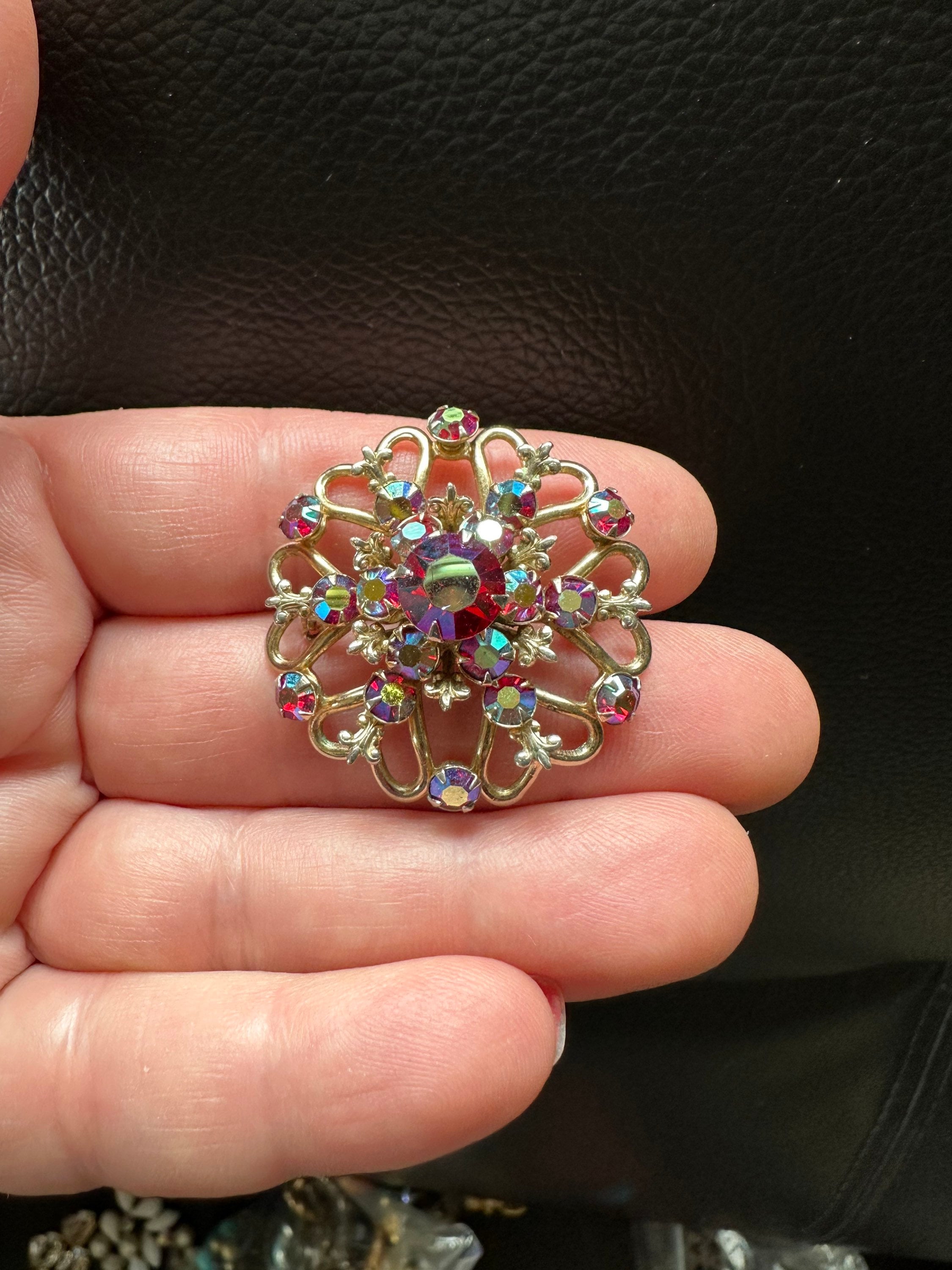 Belle Broche Rétro étoilée Vintage En Argent Avec Cristaux Boréalis Rouge - Bijou Ancien