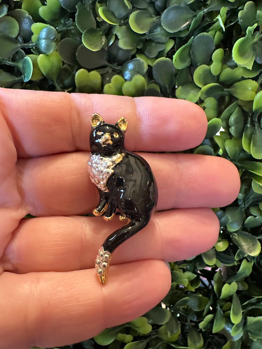 Spilla Vintage Gatto Nero Seduto In Vaso Di Fiori – Smalto E Cristallo – Regalo Occasioni Speciali