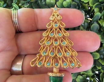 Broche de joyería vintage con hermoso árbol de Navidad, diamantes de imitación azules y tono dorado.