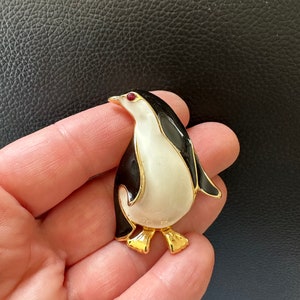 Vintage Jewelry Brooch Adorable Penguin Enamel Gold Tone Pin