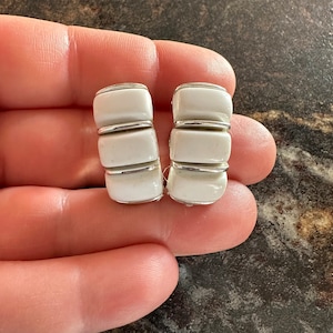 Vintage Jewelry Signed Lisner White Silver Tone Clip On Earrings