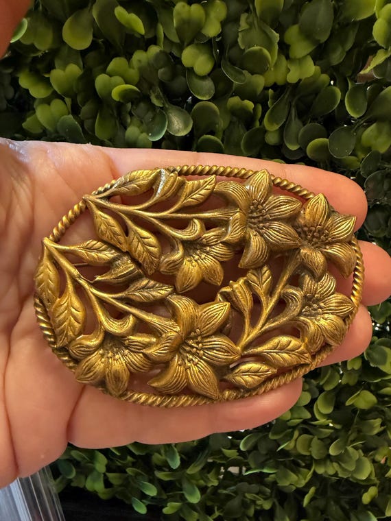 Vintage Jewelry Beautiful Art Nouveau Flower Brooch Gold Tone Pin