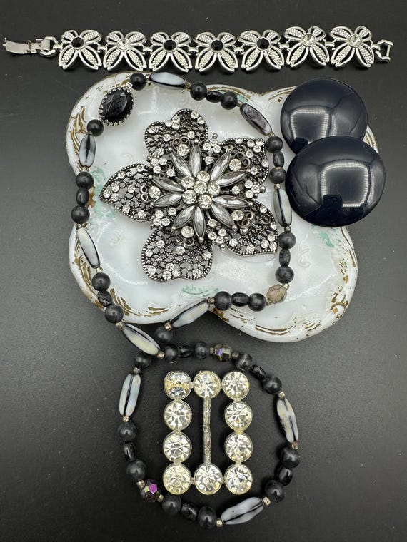 Belle Broche Vintage En Métal Avec Strass – Motif Boucles Et Volutes élégant
