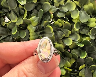 Anillo vintage de plata con colgante ajustable de concha de abulón, marca Avon, talla 7.