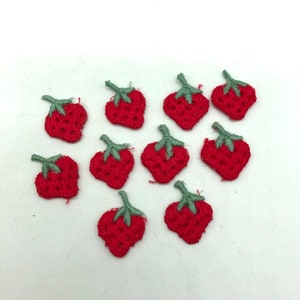 Peut inclure: Dix patchs brodés de fraises rouges avec des tiges et des feuilles vertes.
