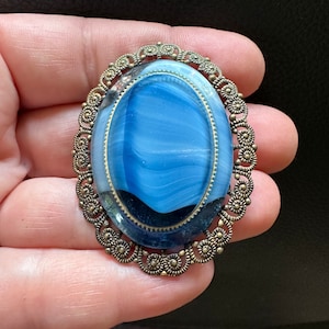 Sieraden broche mooie gesigneerde Western Germany blauwe slak glas strass filigraan goudkleurige pin