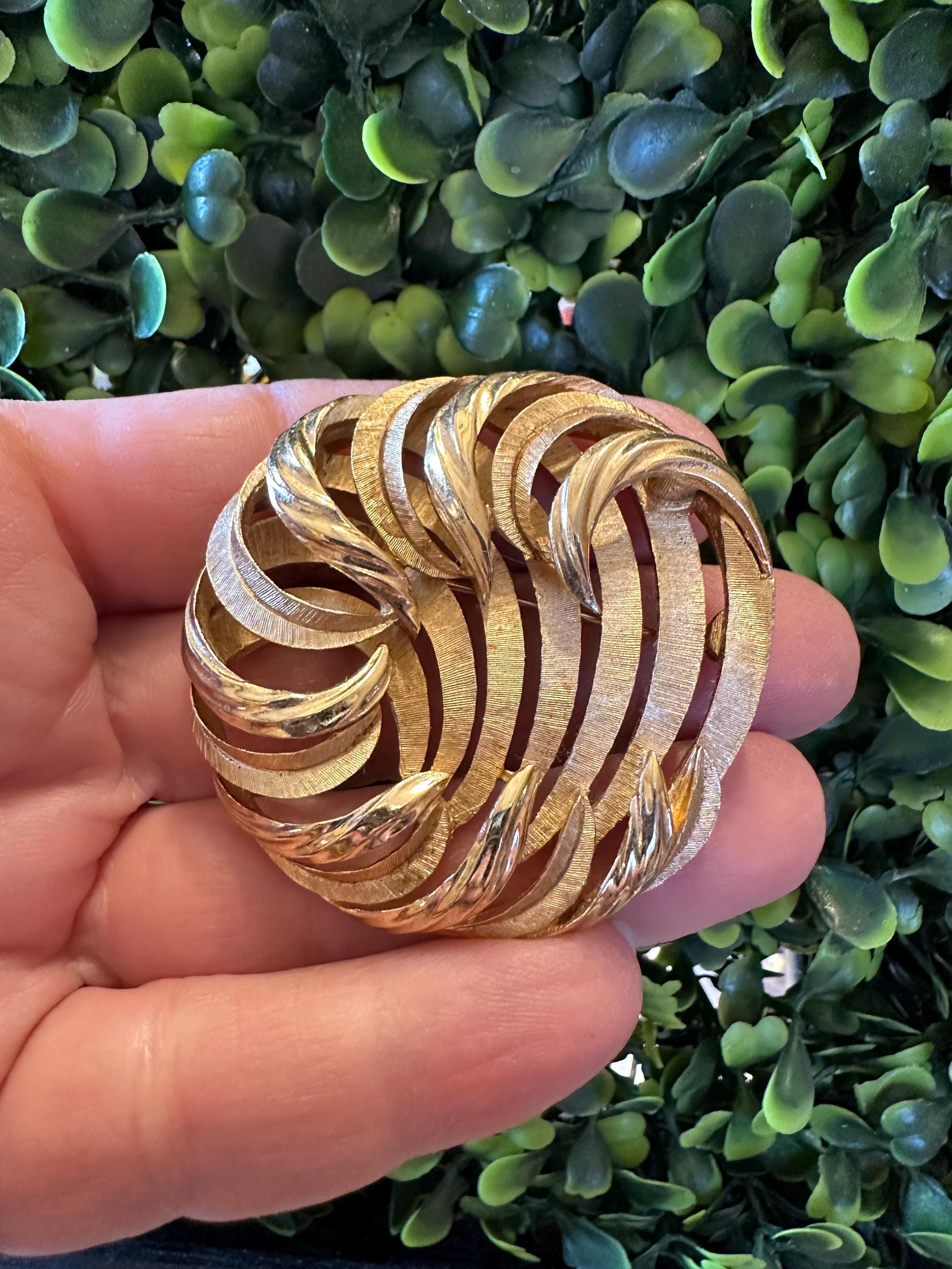 Paire D'épingles Broche Vintage Trifari Dorées Avec Perle Et Motif Feuille Tourbillon