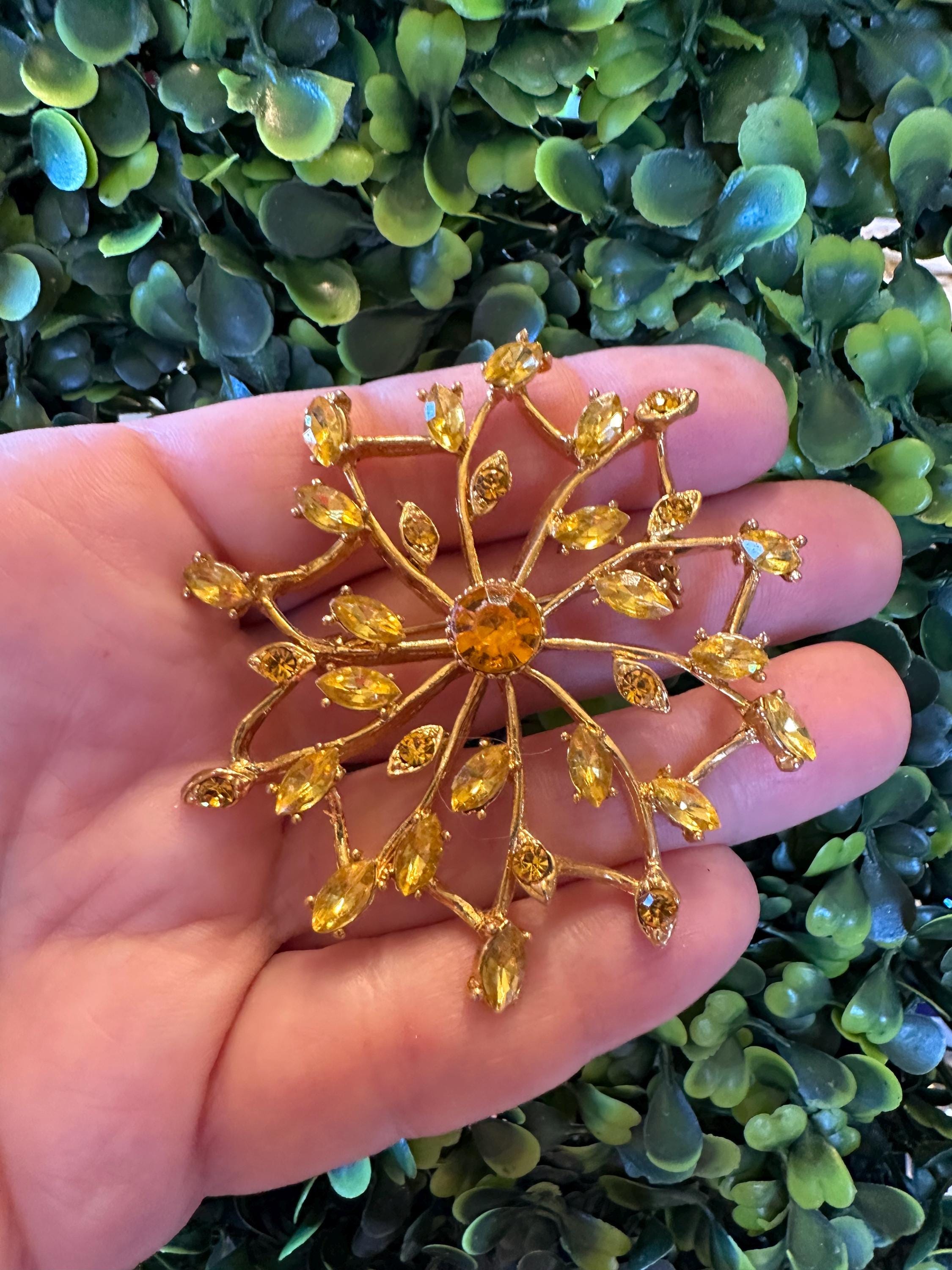 ヴィンテージラインストーンフラワーブローチ：イエローゴールドトーン