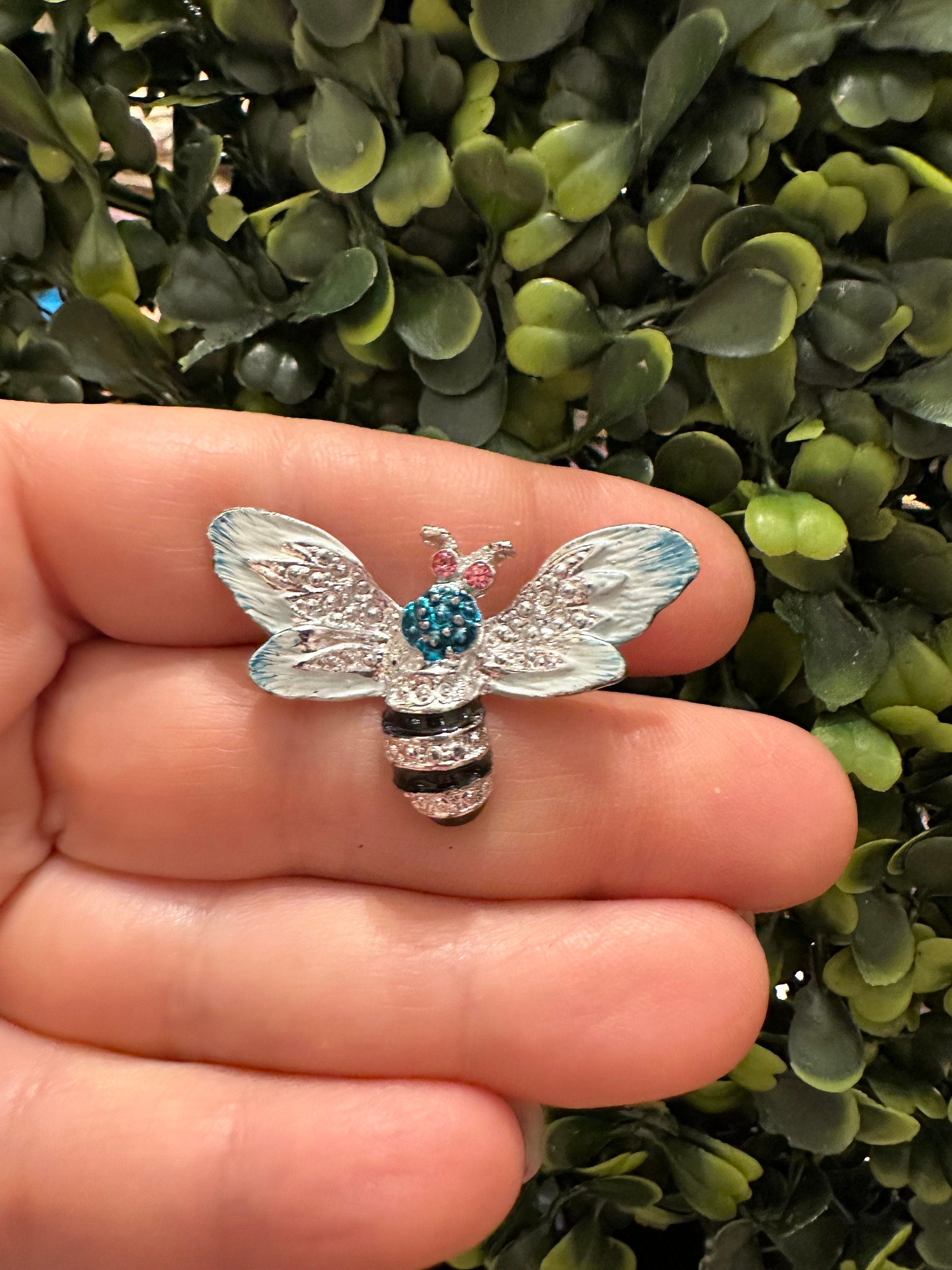 Broche Papillon En Métal Argenté émaillé Et Strass - Superbe Bijou - Neuf Sans Emballage