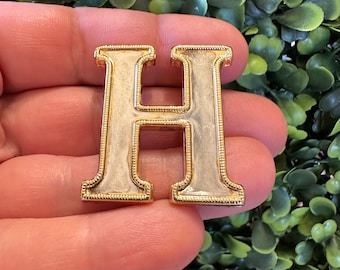 Bijoux vintage Broche monogramme initiale H, épingle argentée dorée