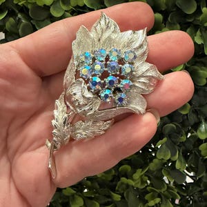 ヴィンテージジュエリーブローチ ゴージャスなサイン入りコロ 虹色