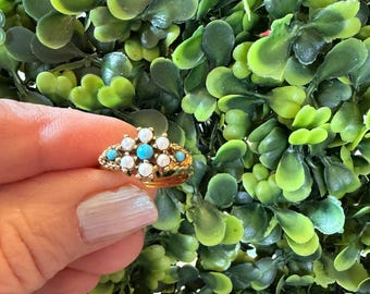 Anillo ajustable de oro tono turquesa con perlas sintéticas de imitación, firmado por Avon, estilo vintage.