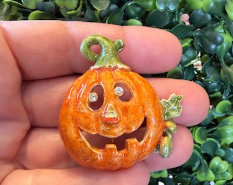 Broche de joyería vintage con esmalte de calabaza para Halloween en tono dorado