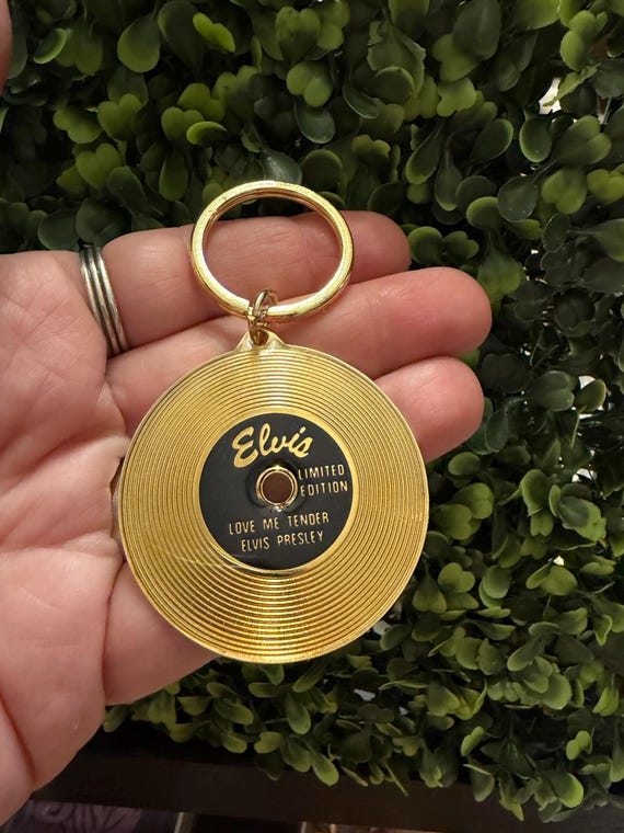 Vintage Beautiful Elvis Presley Record Keychain Gold Tone