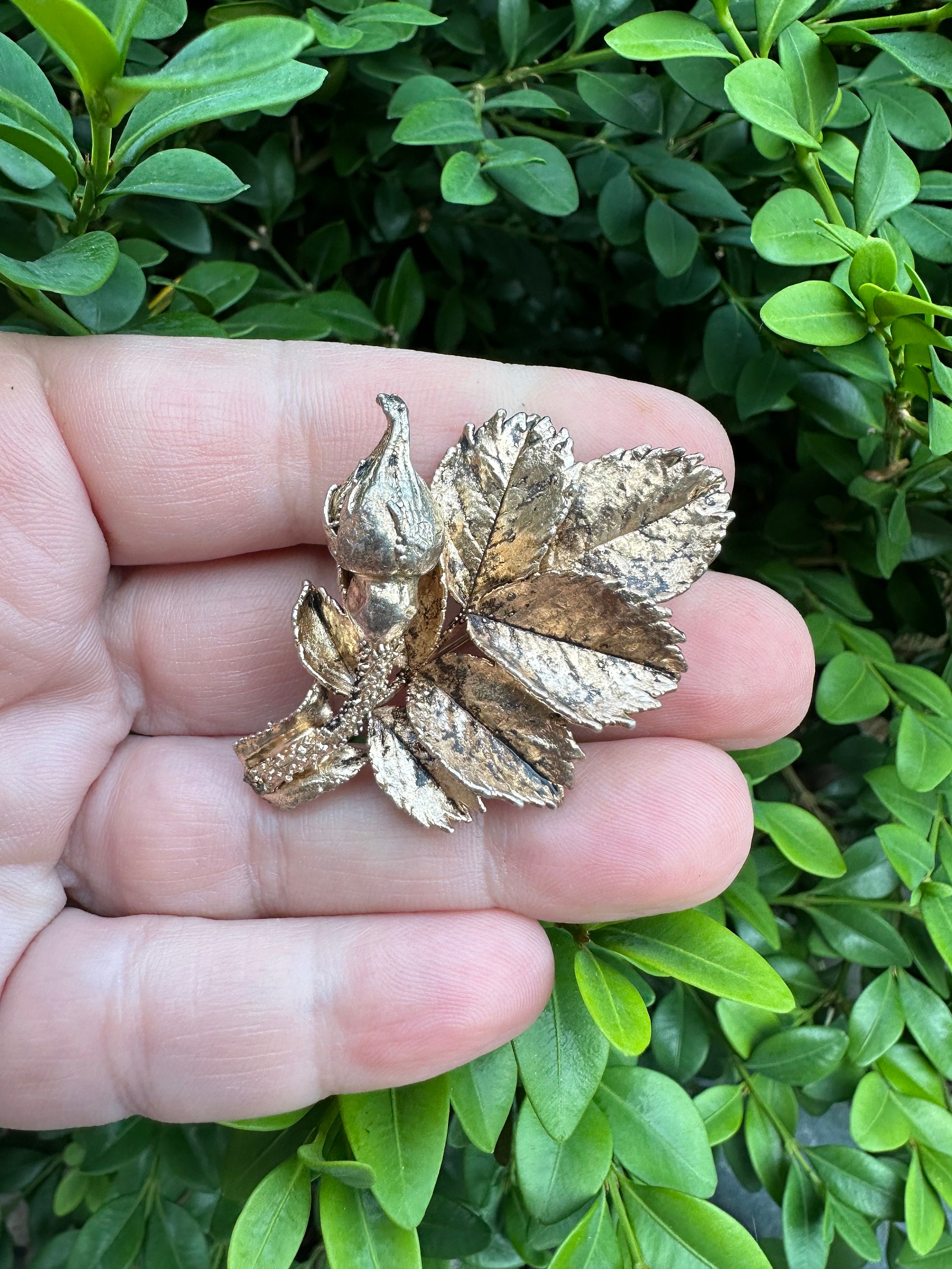 Broche bijoux belle broche signee Flora Danica Danemark fleur doree