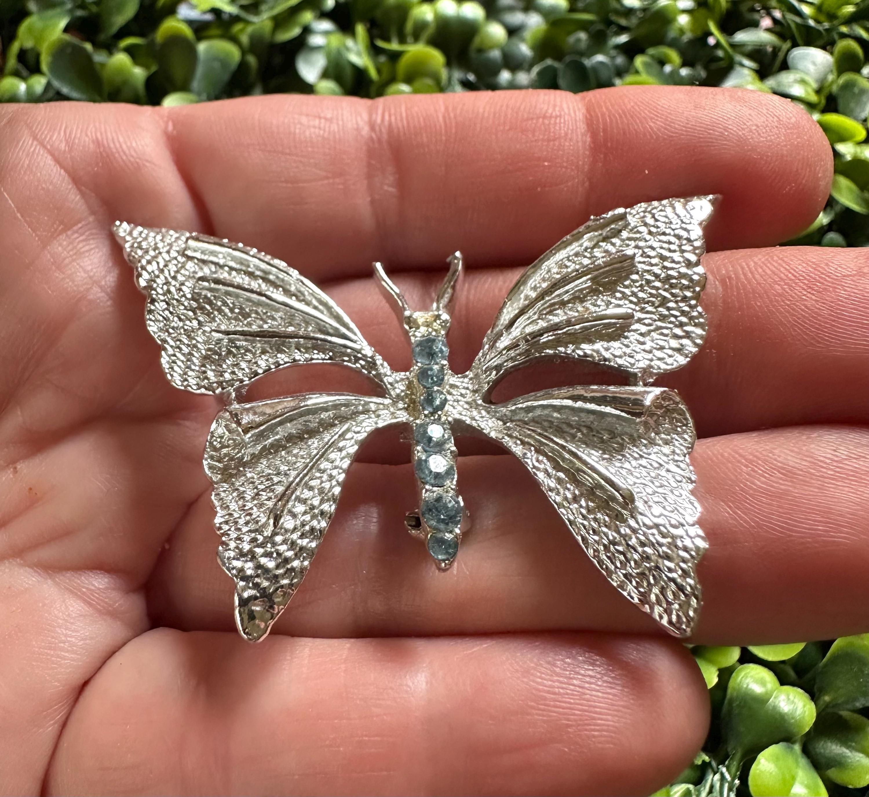 Broche Vintage Papillon Strass Bleus Sur Métal Argenté - Bijou Ancien De Collection, Occasion