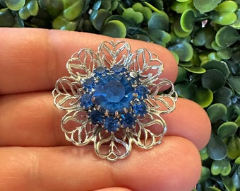 Broche de bijoux vintage Belle fleur bleue en strass argentée