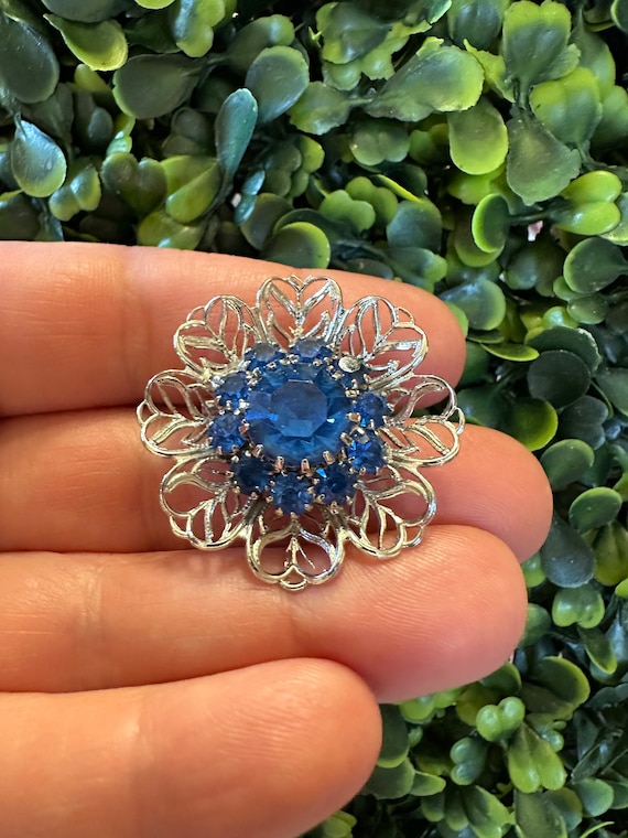 Blue brooch pin discount