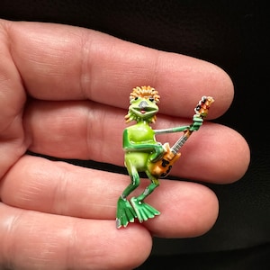 Broche de joyería vintage con adorable rana esmaltada y forma de guitarra