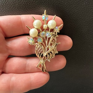 Gold Tone Faux Pearl and Rhinestone Brooch, Wresth 1980s