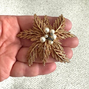 Vintage Jewelry Brooch Beautiful Pearl Rhinestone Statement Gold Tone Pin